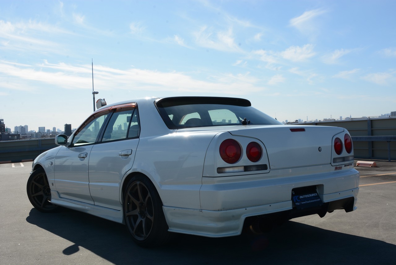 R34 Skyline 4door GT-T with CST 18" alloys!