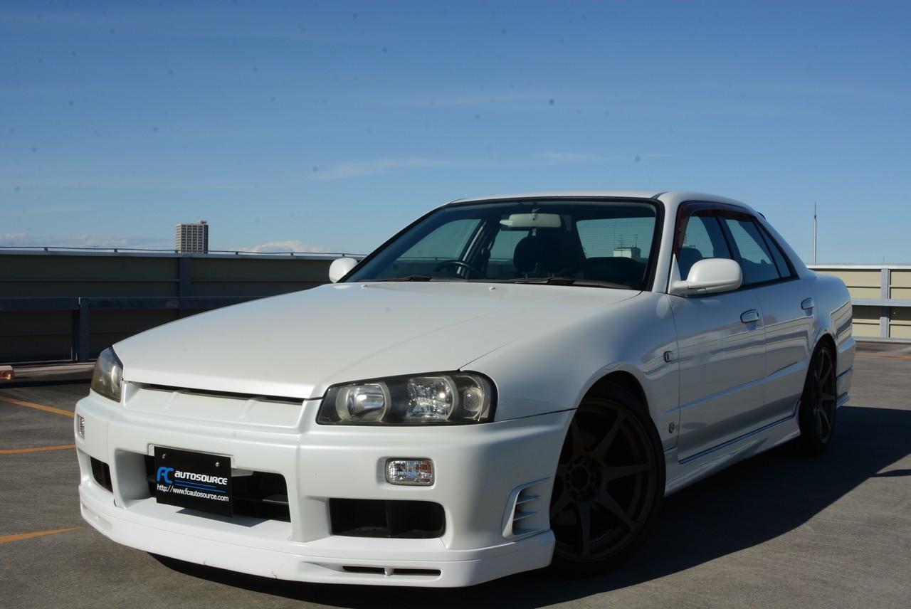 R34 Skyline 4door GT-T with CST 18" alloys!