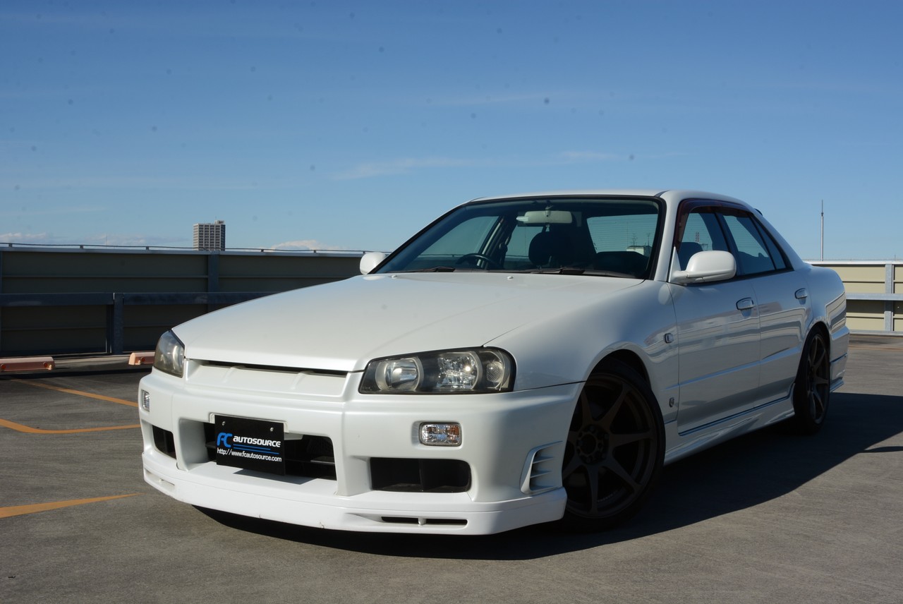 R34 Skyline 4door GT-T with CST 18" alloys!