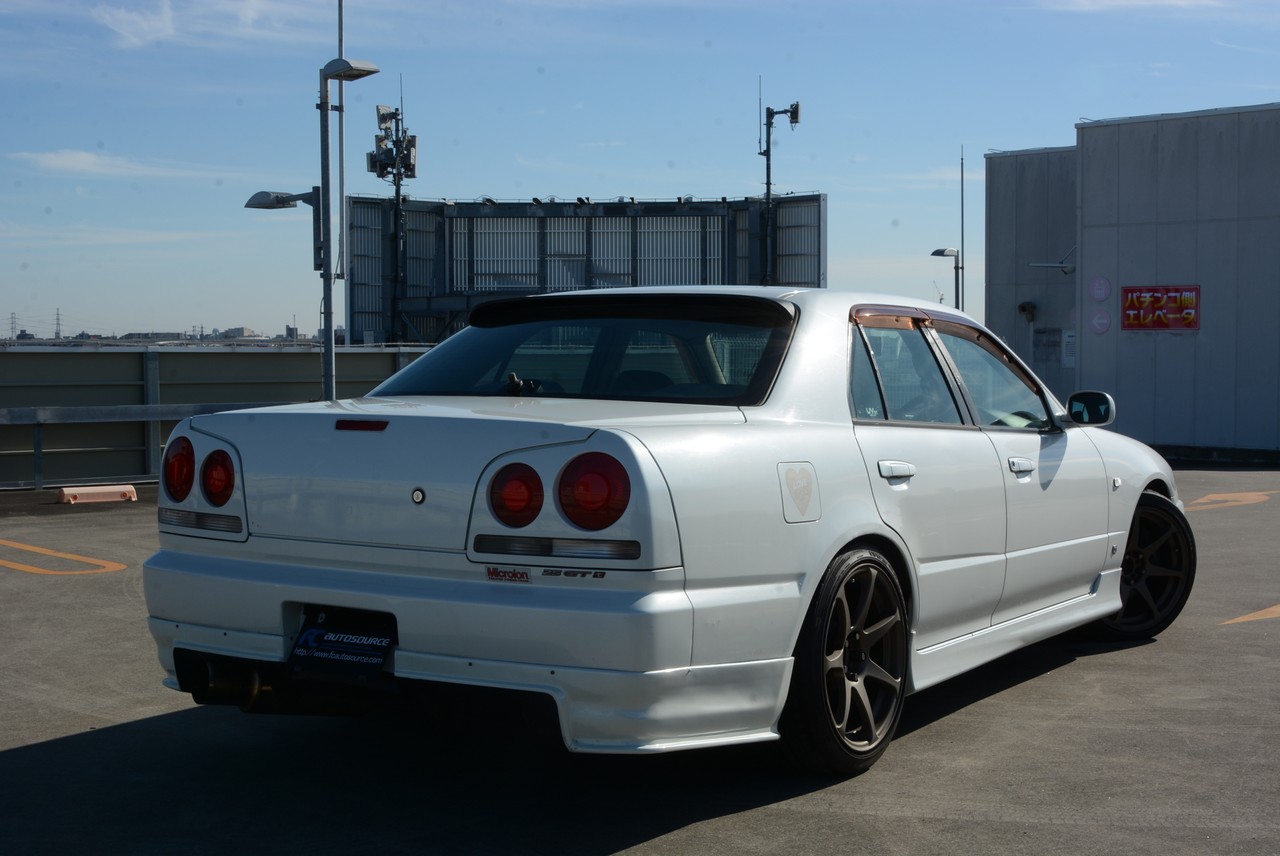 R34 Skyline 4door GT-T with CST 18" alloys!