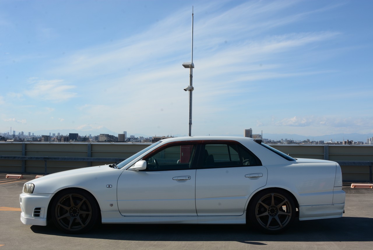 R34 Skyline 4door GT-T with CST 18" alloys!