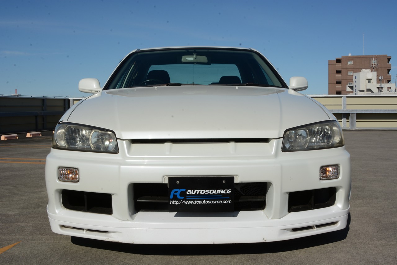 R34 Skyline 4door GT-T with CST 18" alloys!