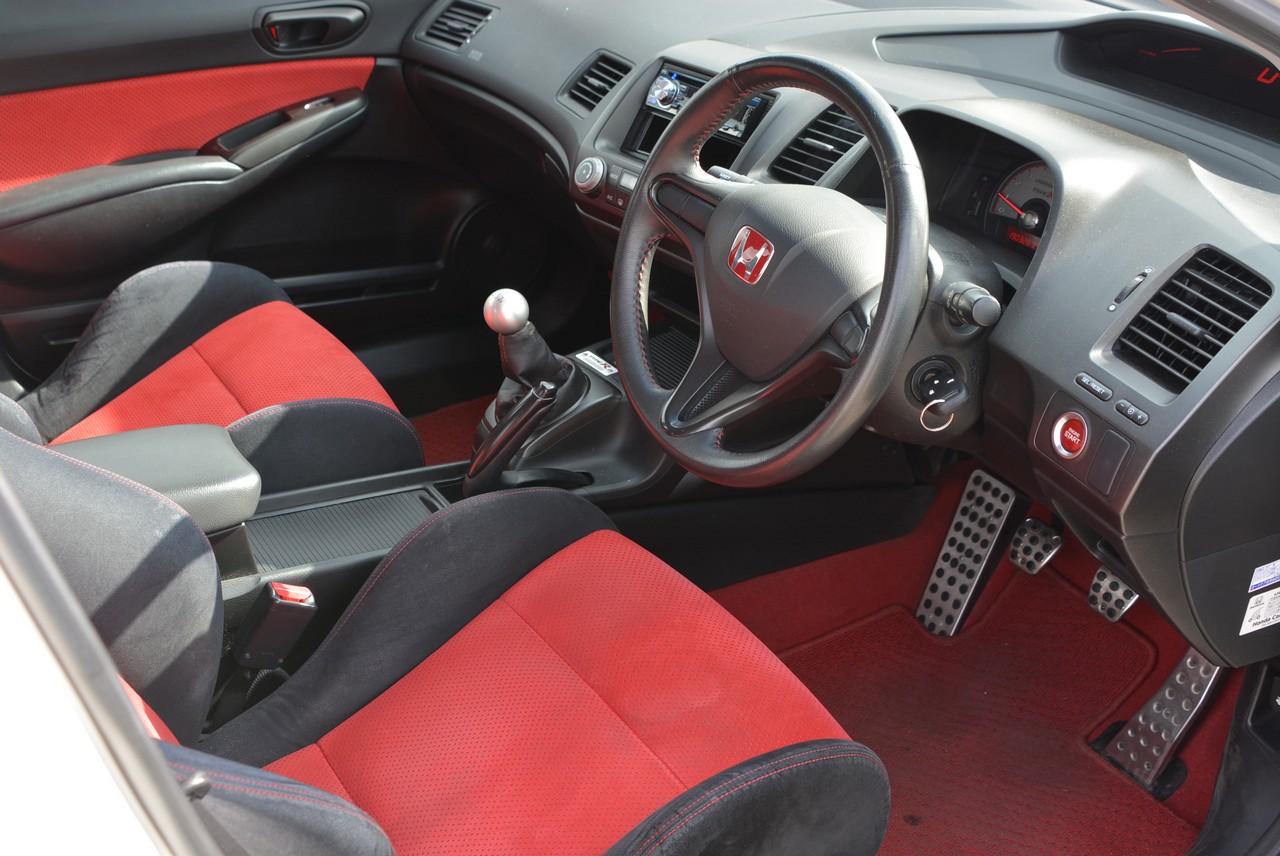 FD2 Civic Type R in Championship White!