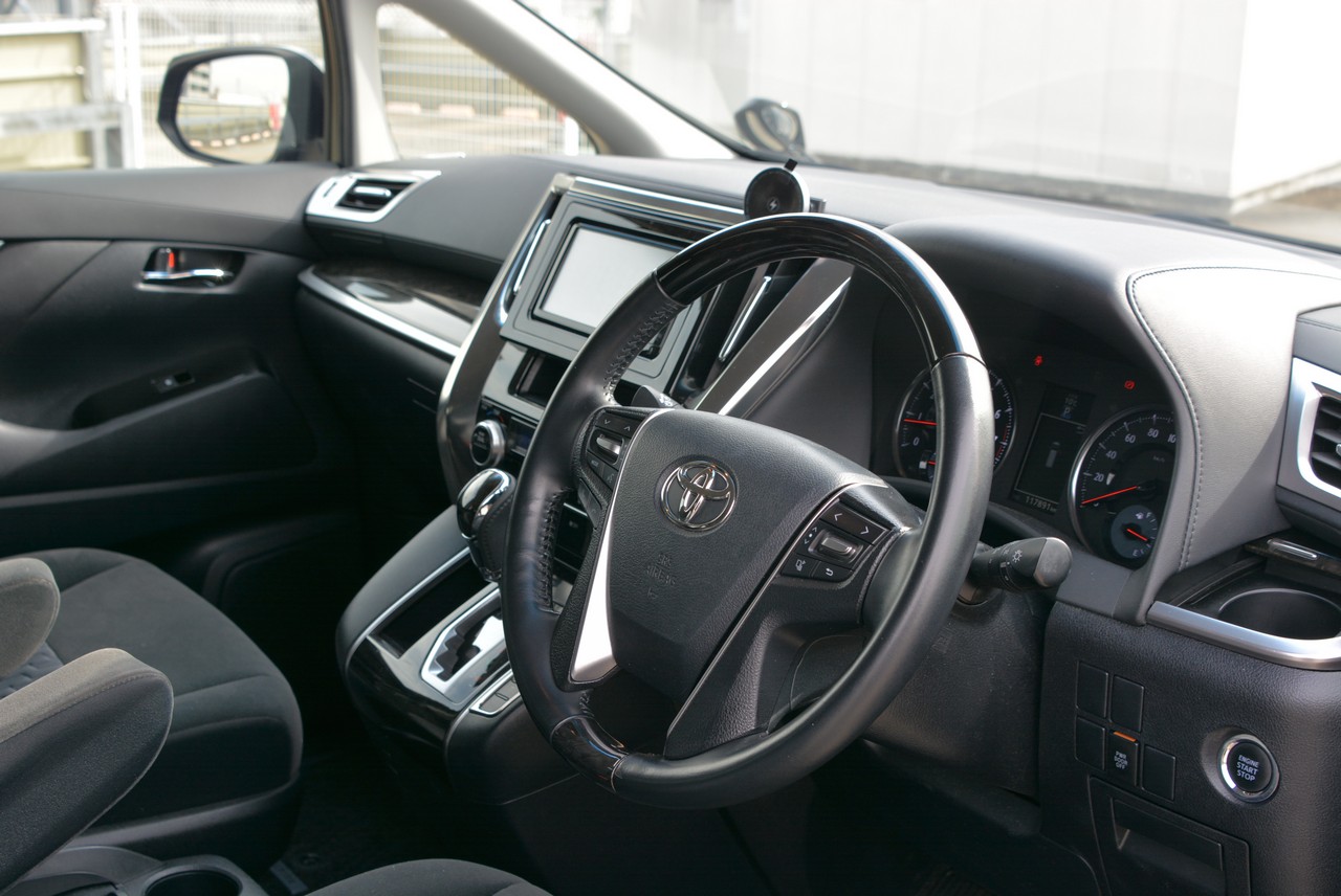 2.5L Toyota Vellfire 7-seater people mover!