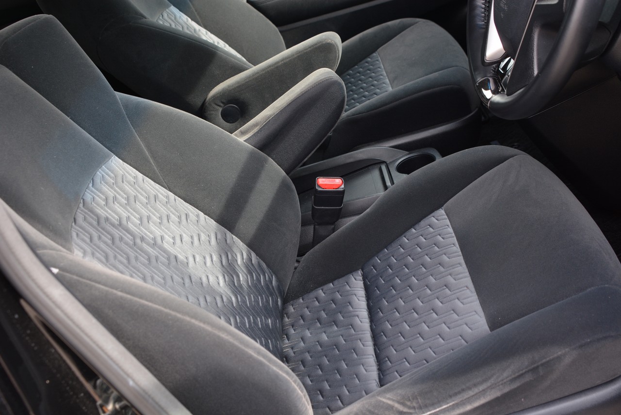 2.5L Toyota Vellfire 7-seater people mover!