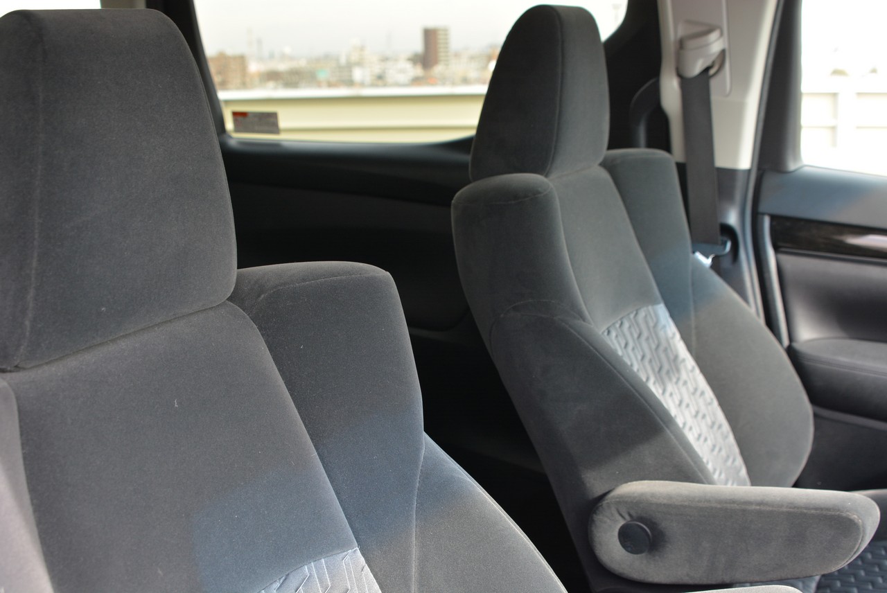 2.5L Toyota Vellfire 7-seater people mover!