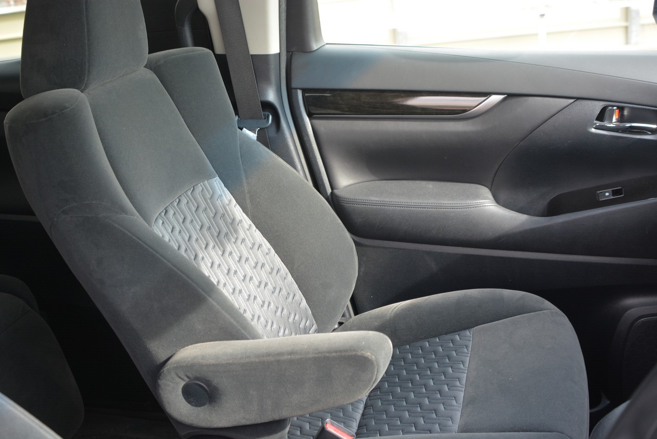 2.5L Toyota Vellfire 7-seater people mover!