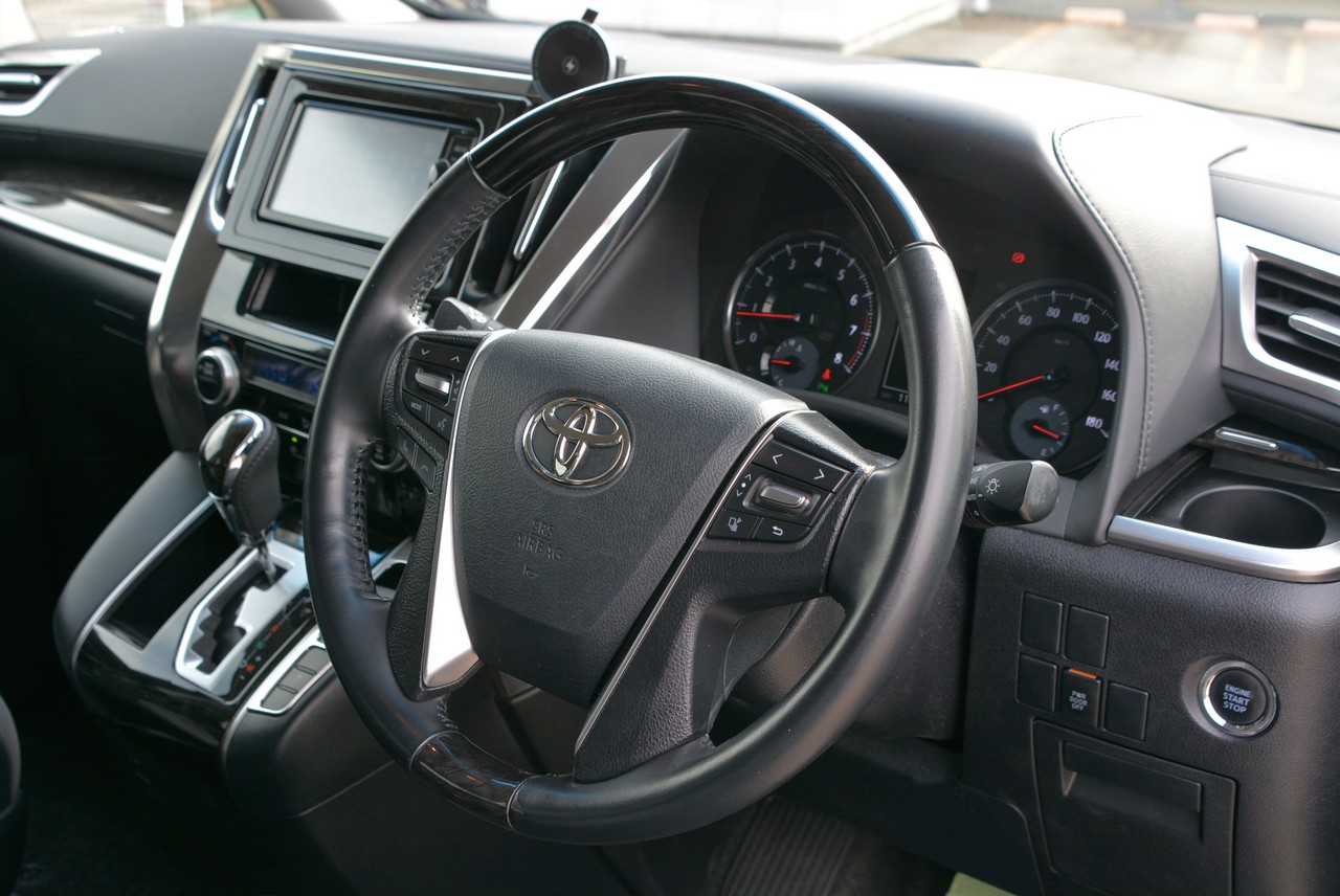 2.5L Toyota Vellfire 7-seater people mover!