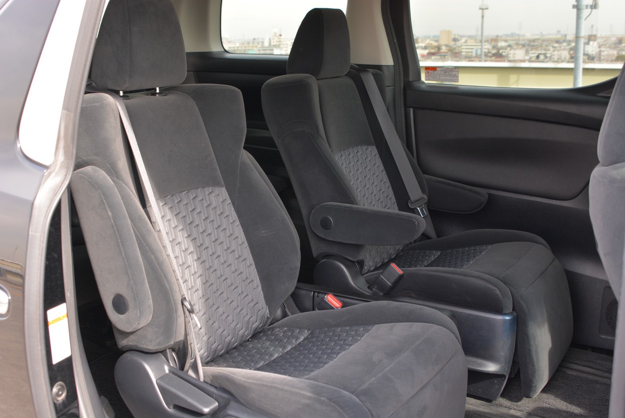 2.5L Toyota Vellfire 7-seater people mover!