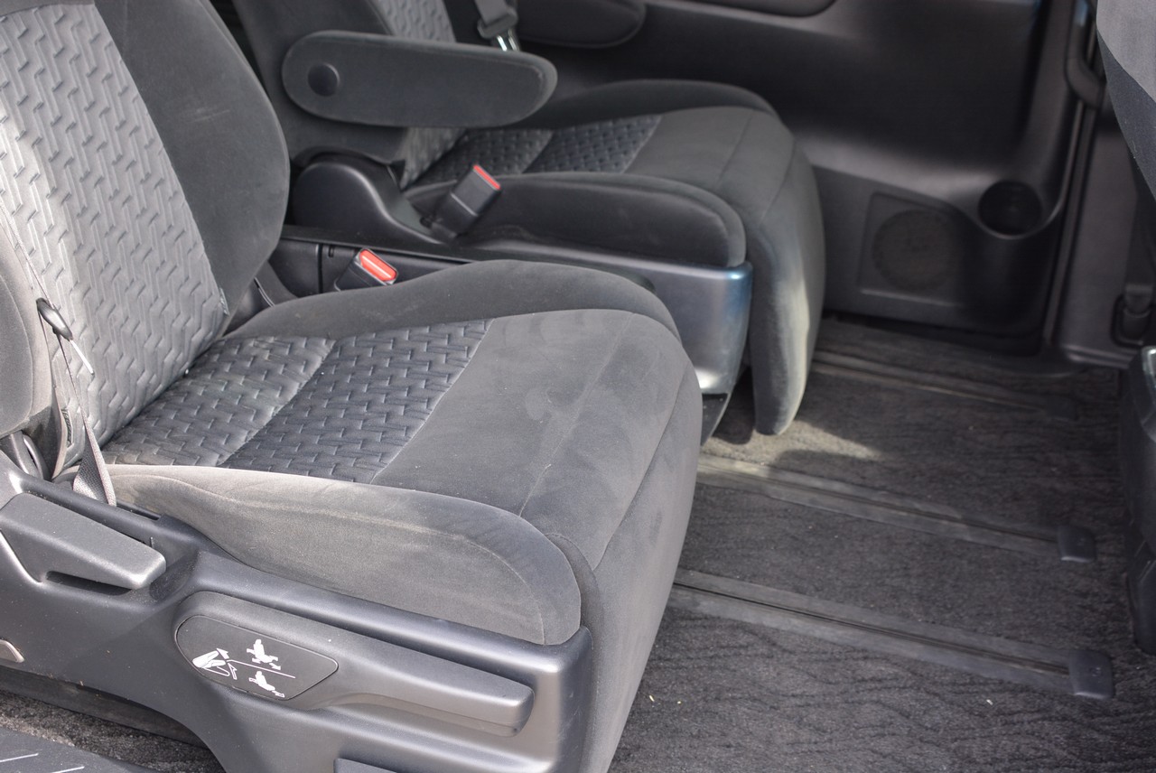 2.5L Toyota Vellfire 7-seater people mover!