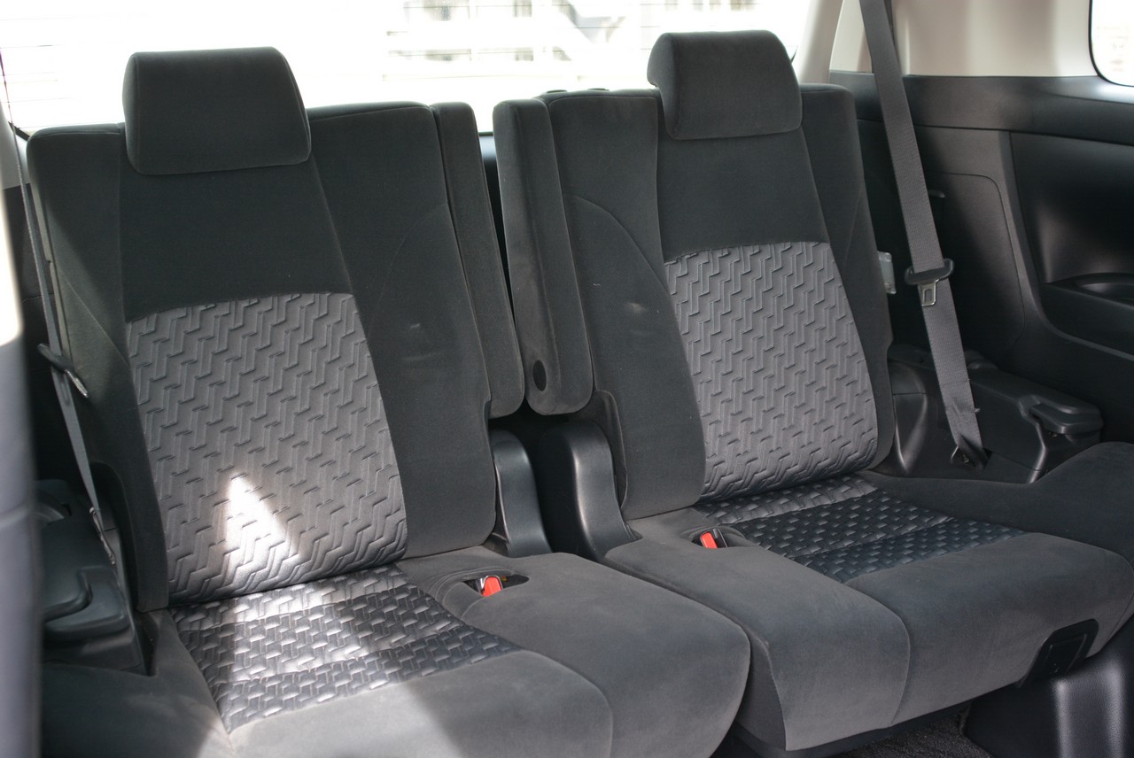 2.5L Toyota Vellfire 7-seater people mover!