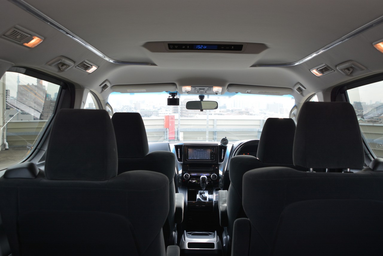 2.5L Toyota Vellfire 7-seater people mover!