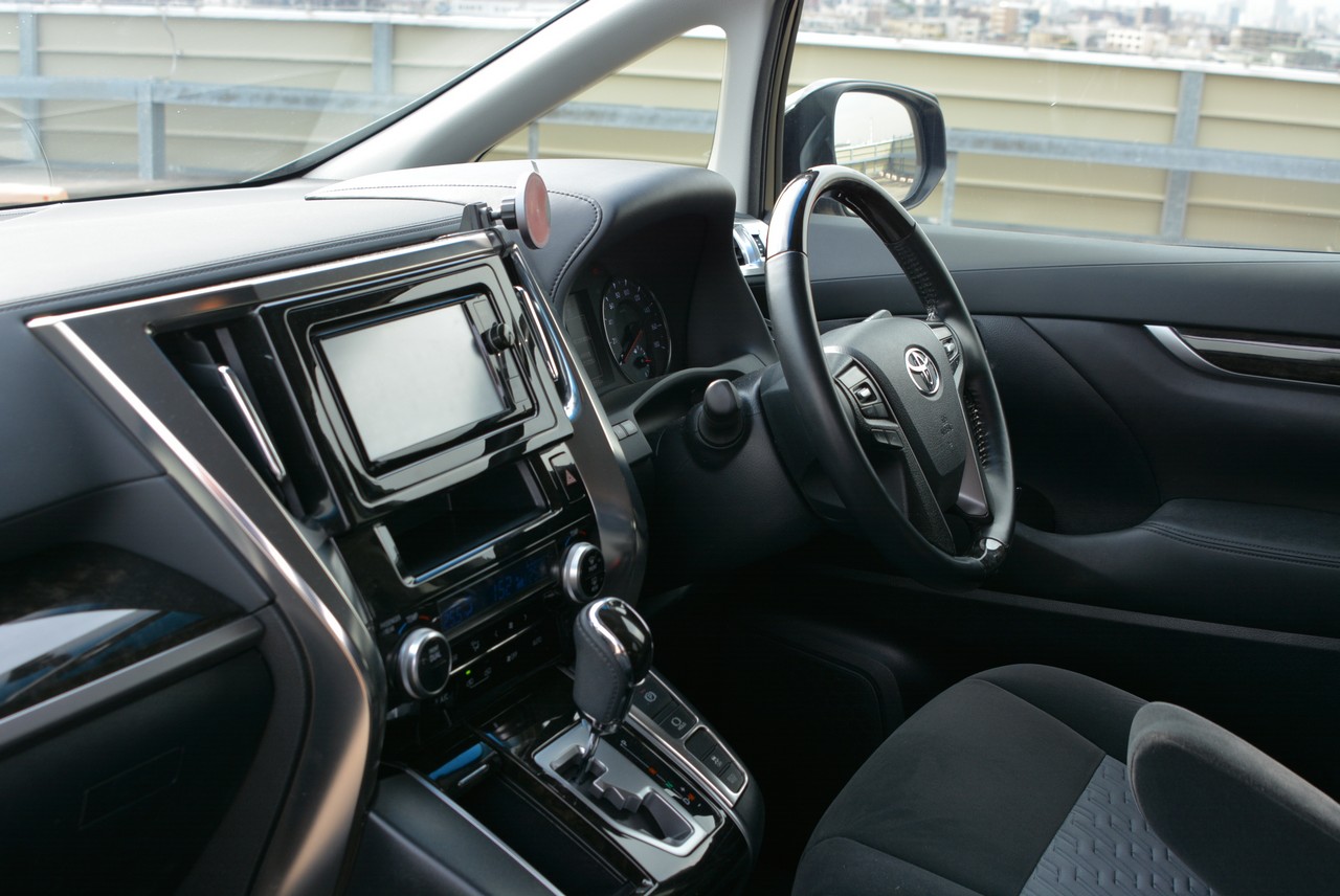 2.5L Toyota Vellfire 7-seater people mover!