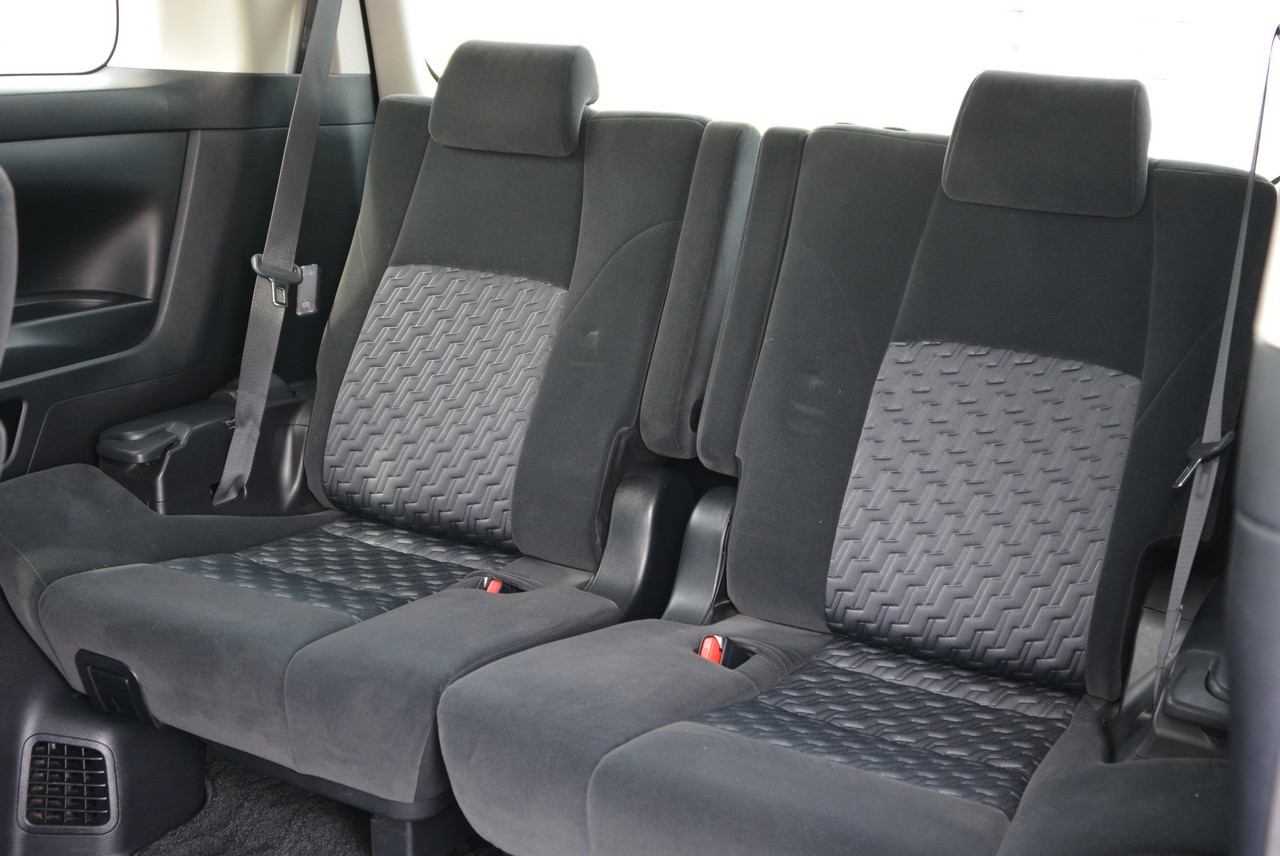 2.5L Toyota Vellfire 7-seater people mover!
