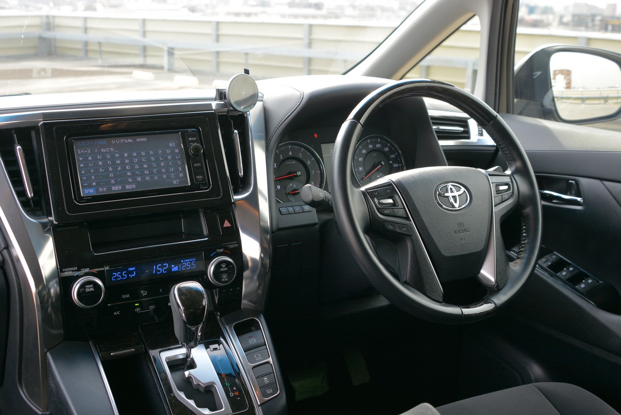 2.5L Toyota Vellfire 7-seater people mover!