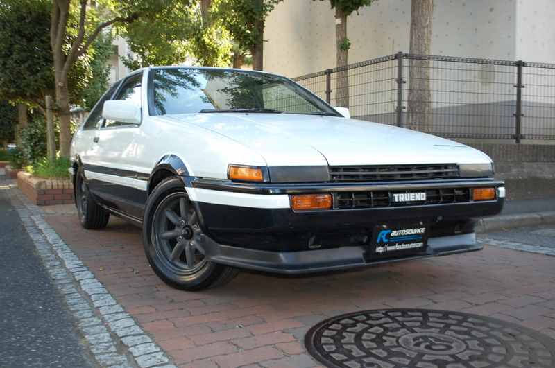 AE86 Sprinter Trueno coupe Panda white/black